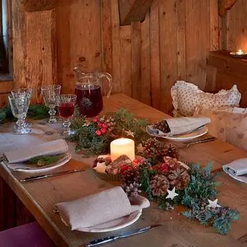 Украшение новогоднего стола натуральными материалами.