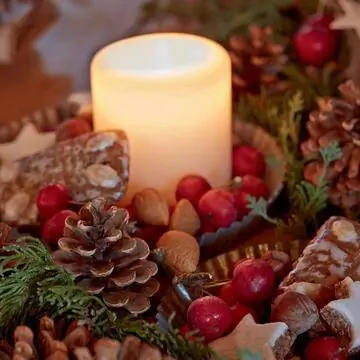 Украшение новогоднего стола формами для выпечки и сладостями