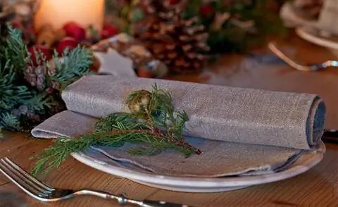 Украшение тарелки льняными салфетками и веточками