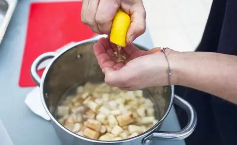 Замочите сальсифи в лимонной воде