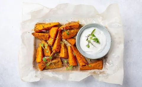 Дольки сладкого картофеля с соусом