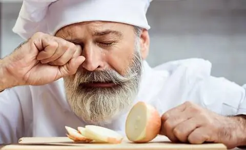 Повар плачет, когда режет лук