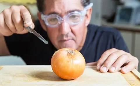 Режем лук в очках для плавания