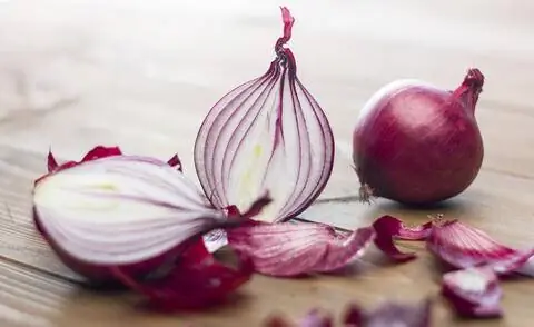 Красный лук, половинки