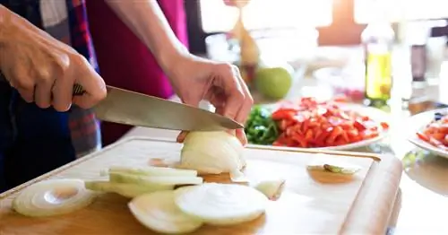 Режем лук: Вот как это работает без слез