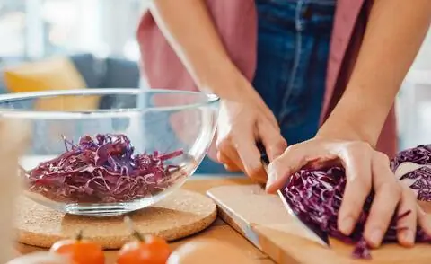 Нарезать краснокочанную капусту