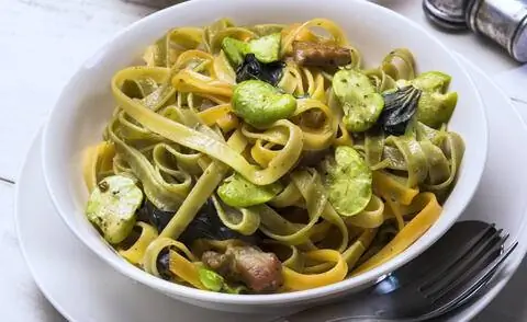 Бобы с тальятелле и беконом