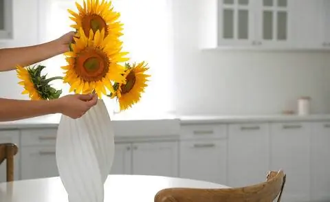 Подсолнухи в вазе