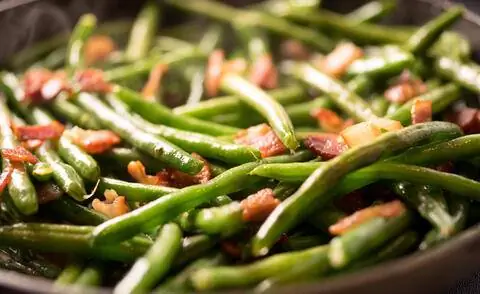 Фасоль с беконом и луком