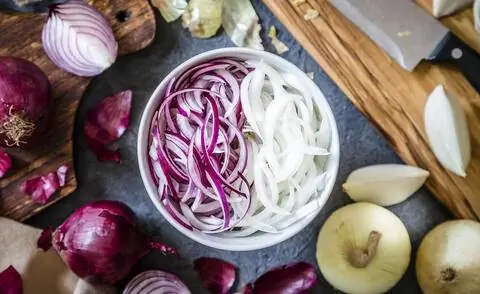 Полоски красного и белого лука