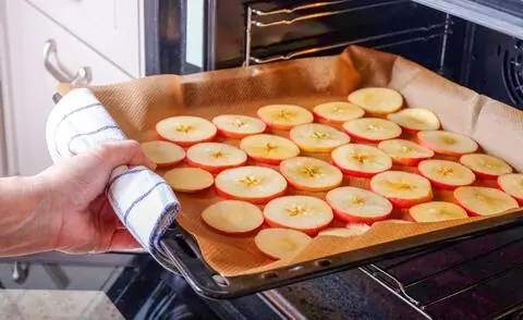 Яблочные дольки в духовке