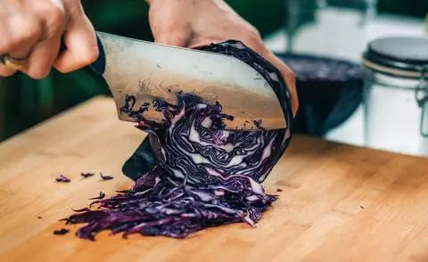 Нарезать полосками краснокочанную капусту