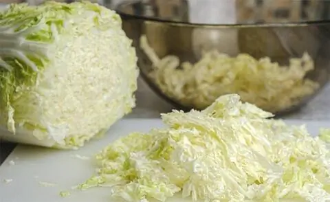 Китайскую капусту нарезать полосками