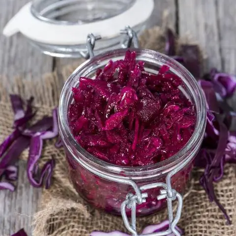 Маринованная краснокочанная капуста в стакане