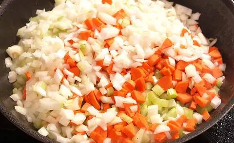 Мелкие кубики моркови, сельдерея и лука