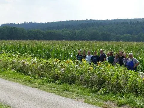 Некоторые из участвующих фермеров на цветочной полосе
