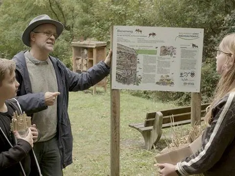 Теория и практика - Дирк Кремер объясняет станцию на пчелиной тропе, прежде чем приступить к работе