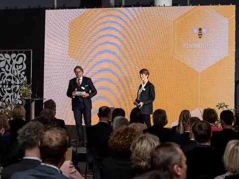 Кей Лабински (главный издатель BurdaVerlag) и Петра Хорнбергер (бренд-директор Livin & Garden в BurdaVerlag) приветствуют около 100 приглашенных гостей на beebetter-Award 2021 в Баден-Бадене.