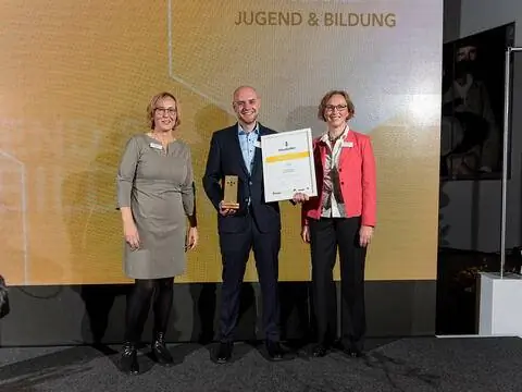 Премия beebetter-Award в категории «Молодежь и образование» слева направо: крестная мать Коринна Зайде (WWF, beebetter-Jury), лауреат премии Тобиас Хасе (Villa Kunterbunt Kirchheimbolanden в Donnersbergkreis), лауреат Сабина Клингельхёфер (Neudorff, beebetter-Jury) Молодежь и образование