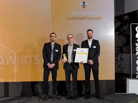 Премия beebetter в категории «Сельское хозяйство» слева направо: спонсор Тим Функенбер (Фонд Хайнца Зильмана, жюри beebetter), лауреат премии Франц Ленер (фермер из Рейна, округ Штраубинг-Боген), лауреат премии Филип Крайнбринг (фермер, сельскохозяйственный блогер, beebetter - Юрий)