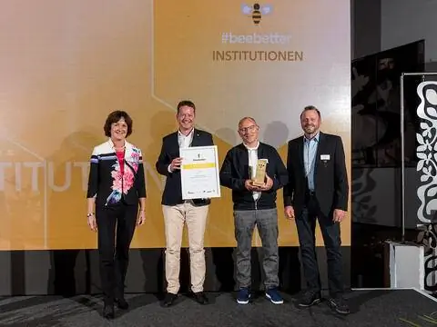 beebetter-Award в категории «Учреждения», слева направо: Лаудатор Магрет Мерген (мэр Баден-Бадена), Филипп Хан (мэр города Хехинген), лауреат премии Герд Эбервейн (деревня Вайльхайм), крестный отец Д. Клаус Вальнер (инженер-агроном, государственный институт пчеловодства, член жюри beebetter)