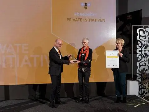 Частные инициативы beebetter-Award слева направо: крестный отец Кай Винклер (главный редактор редакции журнала BurdaVerlag, жюри beebetter), лауреат премии Ульрике Уилл (Viersen am Niederrhein), лауреат премии Барбара Россманн (Fiskars,beebetter жюри) Частные инициативы