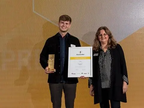 Специальный приз beebetter-Award, слева направо: лауреат премии Флориан Вестер (Troisdorf im Rhein-Siegkreis), крестная Мария-Луиза Шебеста (главный редактор Mein Schönen Land/Burda Verlag, beebetter-Jury)