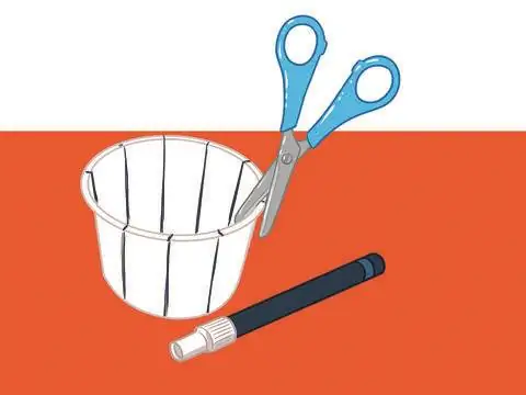 Надрежьте чашку по линиям до дна.