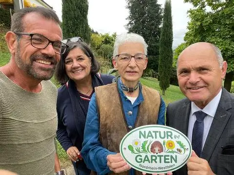 За свой безопасный для насекомых сад «Hortus Noctuarum» Ульрике Вилл получила первую в Северном Рейне-Вестфалии табличку «Природа в саду» из рук президента Европейской садовой ассоциации (ega) Вольфганга Соботки.