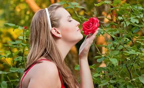 Женщина пахнет цветущей розой