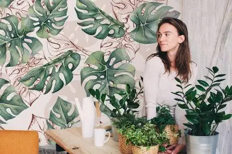 Женщина перед мотивом обоев