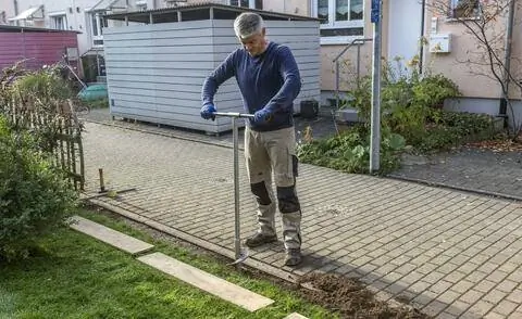 Выкопать ямы для столбов забора