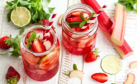 Лимонад из ревеня, лайма и клубники