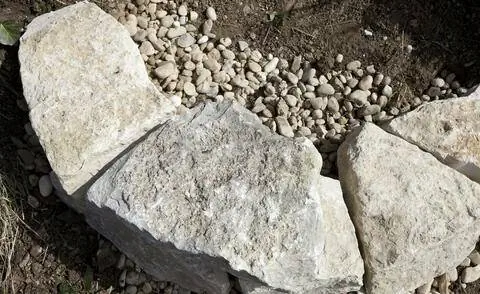 Край кратера из камней