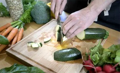 Нарезать кабачки