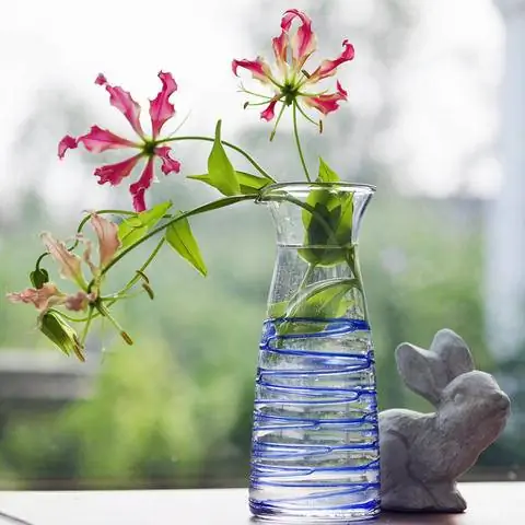 Цветы глориозы в вазе