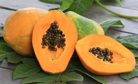 нарезанные плоды папайи