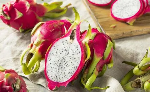 Нарезанный драконий фрукт