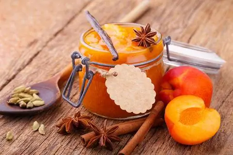 Баночка с абрикосовым джемом