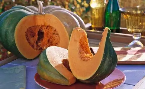 нарезанный мускатный орех
