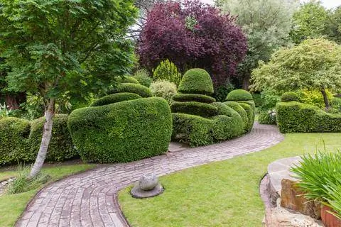 Изогнутая садовая дорожка из клинкерной брусчатки