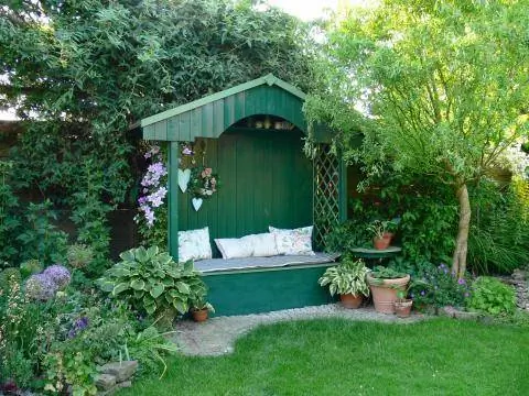 Философская скамейка в саду таунхауса