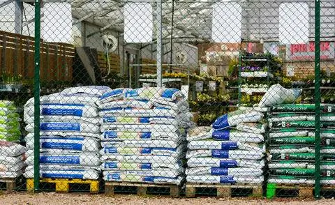 Мешки с почвой в садовом центре