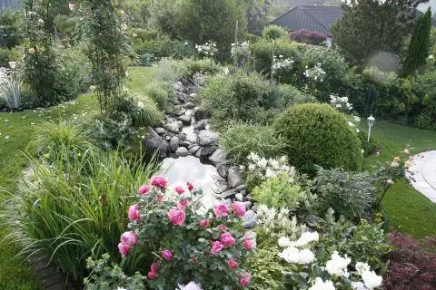 Сад на склоне холма с водотоком