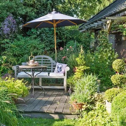 Скамейка в саду загородного дома