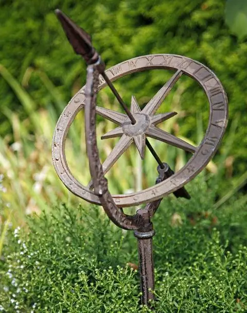 Старинное украшение для сада загородного дома