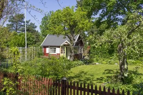 Приусадебный участок с садовым навесом