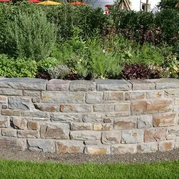 Стена из натурального камня, обработанная раствором