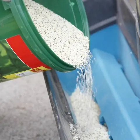 Внесите удобрения для газона с помощью разбрасывателя