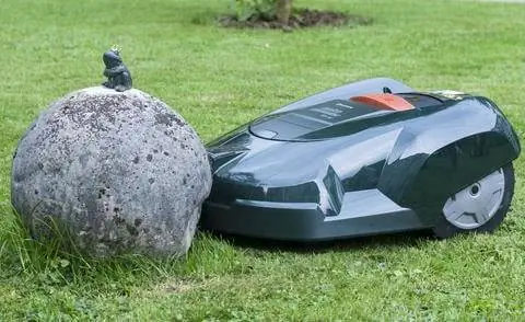 Газонокосилка-робот на препятствии